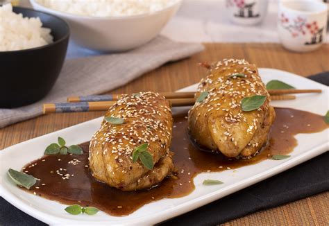 Pechuga de pollo con sésamo, salsa de miel y guarnición de arroz