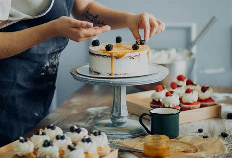 Mesa con diversos pasteles caseros y utensilios de repostería