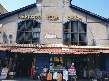 Fotografía exterior de La Picá del Licho en el mercado de La Vega con ambiente concurrido
