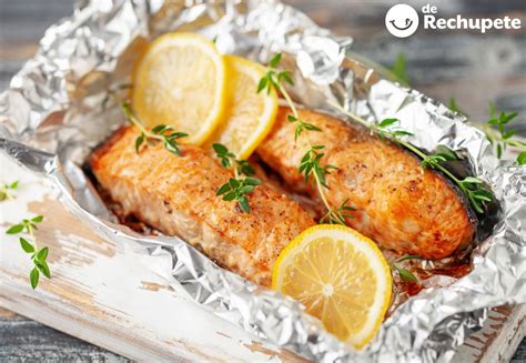 Plato de salmón al papillote con rodajas de manzana y naranja listo para servir
