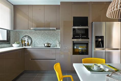 Diseño de cocina moderna con encimera integrada y horno de alta gama