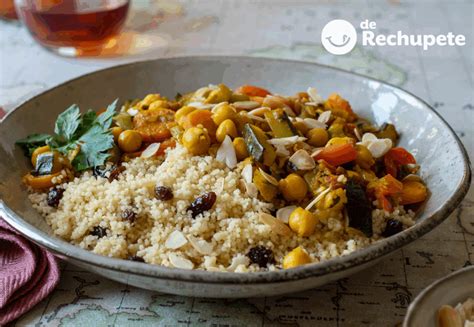 Fotografía cenital de un plato de cuscús tradicional marroquí servido con verduras y carne en una fuente de barro