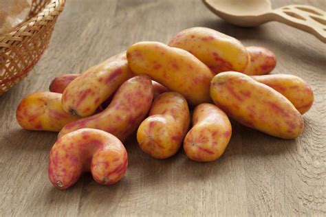 Ollucos cortados en rodajas finas, listos para cocinar