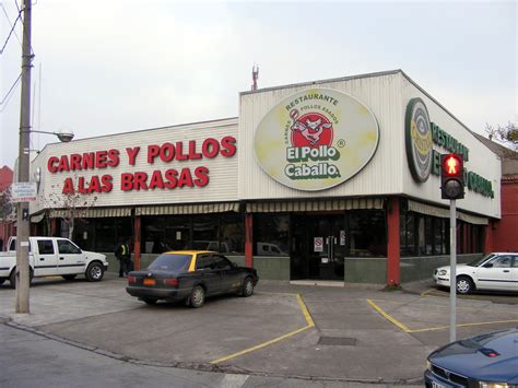 Fotografía histórica de la fachada del local original de El Pollo Caballo en Av. Vivaceta