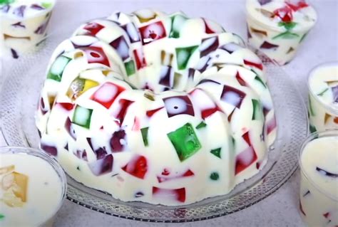 Infografía mostrando las capas de una gelatina de mosaico con trozos de fruta y yogur