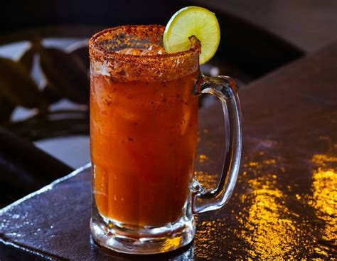 Foto de una michelada mexicana clásica en un vaso escarchado