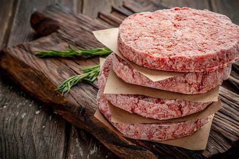 Fotografía de hamburguesas congeladas listas para cocinar