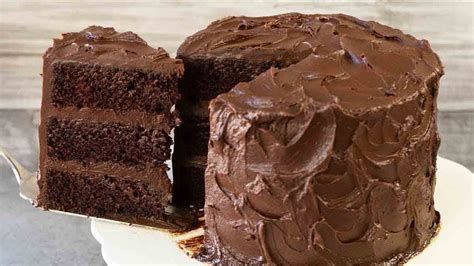 Foto de la Torta Matilda completa y cortada, mostrando las capas de bizcocho y ganache