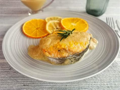 Infografía mostrando los ingredientes principales para el salmón a la naranja.