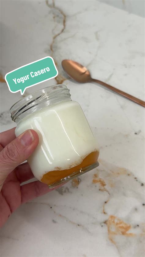 Tarritos de yogur casero en la nevera