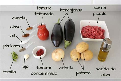 Ilustración de los ingredientes principales de la moussaka: berenjenas, carne picada, tomate, cebolla y especias.