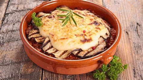 Moussaka recién horneada, dorada y lista para servir.