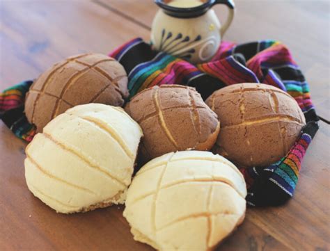 Conchas mexicanas servidas con café o chocolate caliente