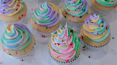 Cupcakes decorados con crema rosa y grana de colores.