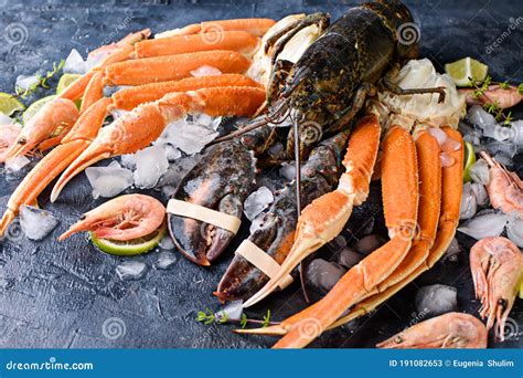 Plato variado de mariscos magros frescos con limón y hierbas
