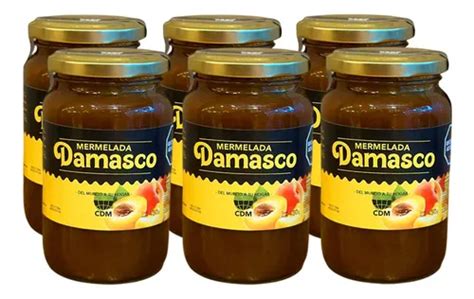 Frascos de mermelada de damasco listos para ser refrigerados.
