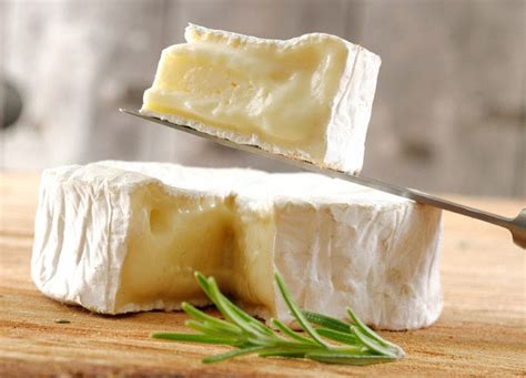 Montaje de varias fotos de platos elaborados con queso Camembert.