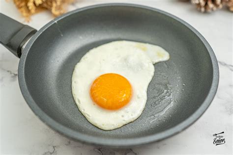 Fotografía de huevos a la plancha con poco aceite