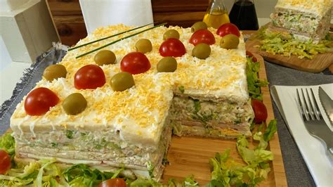 Pastel frío de pollo y pan de molde decorado