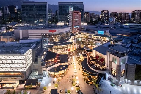 Foto panorámica del centro comercial Parque Arauco con gente disfrutando