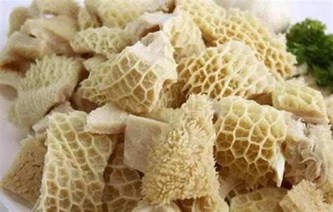 Guatitas crudas en un recipiente, listas para limpiar