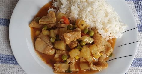 Plato de guatitas a la jardinera servido con papas fritas y perejil