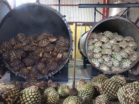 Proceso de cocción y triturado del relleno de chicharrón