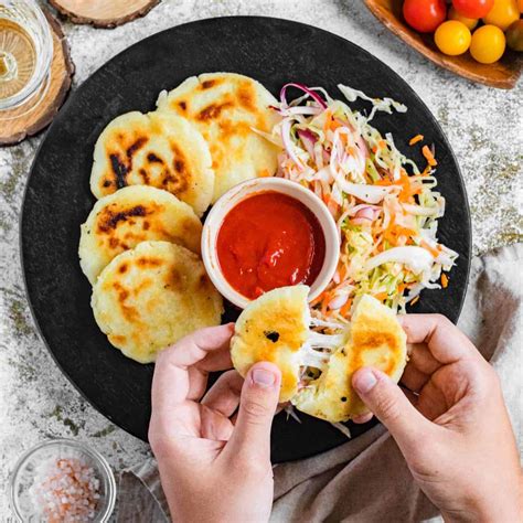 Demostración paso a paso del formado de las pupusas