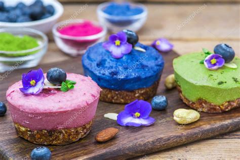 Surtido de postres veganos y coloridos