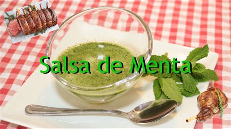 Tazón con una salsa de menta dulce sobre un postre