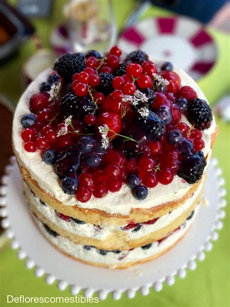 Tarta de galletas decorada con frutos rojos y hojas de menta