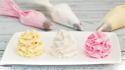 Variedad de decoraciones con crema de mantequilla