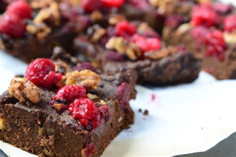 Foto de un brownie con frutos rojos recién horneado