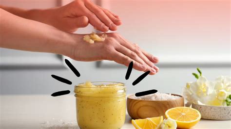 persona aplicándose un exfoliante casero en el brazo
