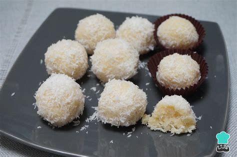 bolitas de coco y leche condensada recién hechas