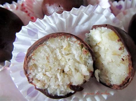 primer plano de bombones de coco terminados con cobertura de chocolate