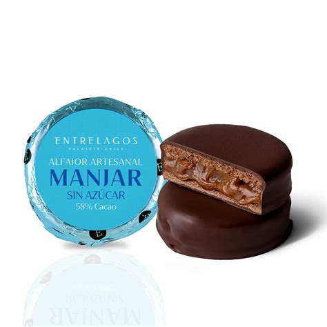 alfajor de chocolate con manjar cortado por la mitad mostrando el relleno espeso
