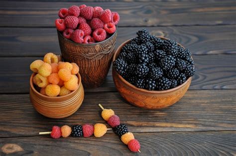 Imágenes de diferentes colores de frambuesas (rojas, amarillas, negras)