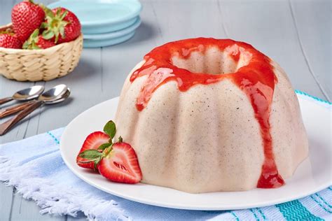 Montaje de varios postres decorados con salsa de fresa