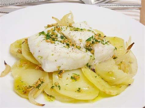 Merluza al horno con patatas y vegetales variados