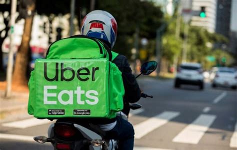 Repartidor de Uber Eats entregando un pedido de panadería