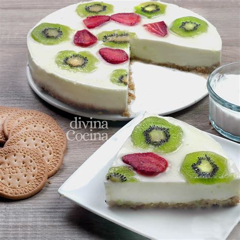 Tarta de yogur sin horno con frutas, vista desde arriba, con una textura cremosa