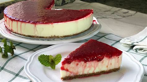 Ingredientes para tarta de yogur sin horno: yogures, nata, gelatina y frutas