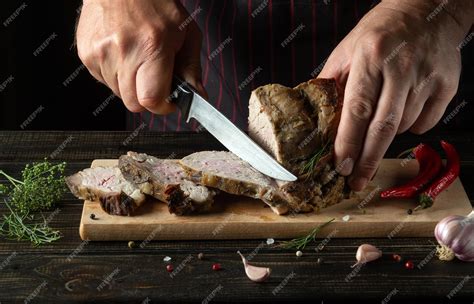 Un chef cortando un jugoso filete de carne asada que ha reposado