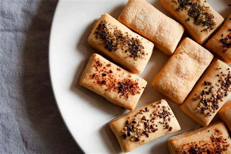 Galletas saladas sin gluten y sin harina de diferentes sabores sobre una tabla de madera