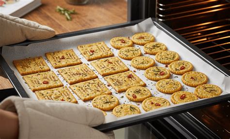 Masa de galletas saladas sin gluten siendo estirada con un rodillo