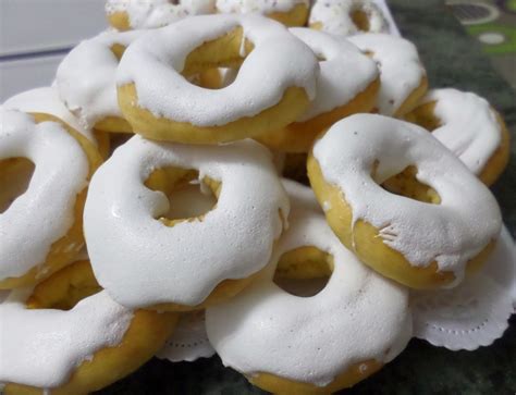 Montaje de las rosquillas rellenas de merengue