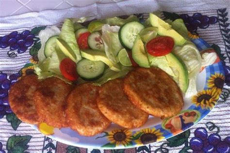 Foto: Tortitas de salmón con ensalada fresca
