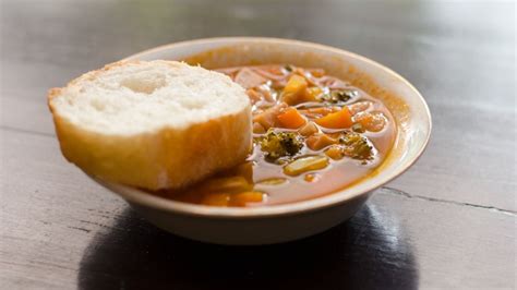Sopa de pan en capas lista para hornear, con ingredientes visibles y textura apetitosa