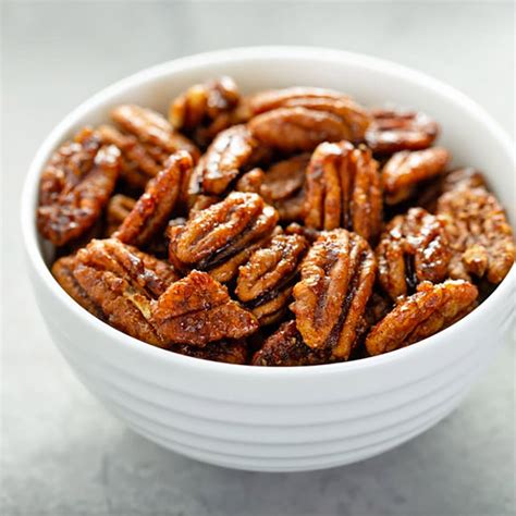 Foto de nueces caramelizadas recién hechas, brillantes y doradas